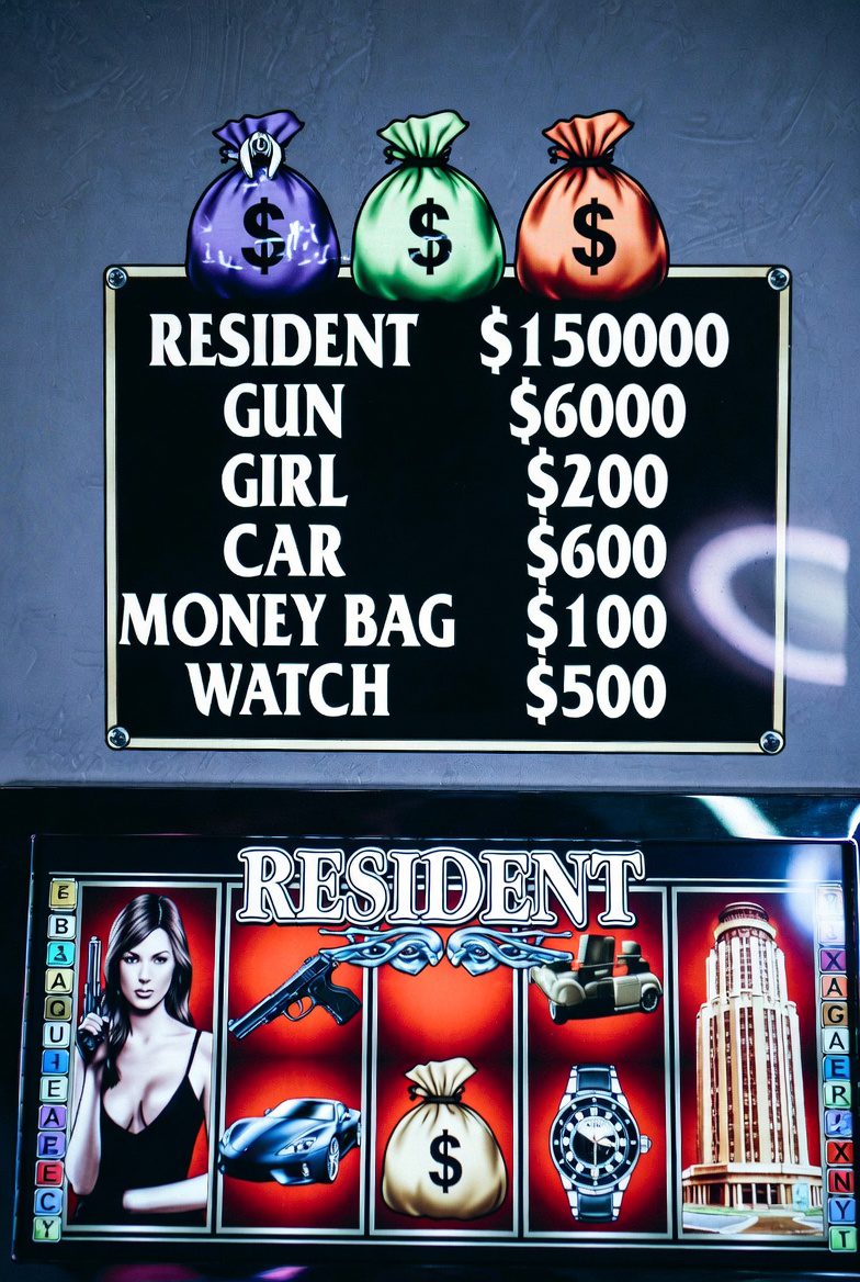 Payout table and game symbols in the Resident slot machine