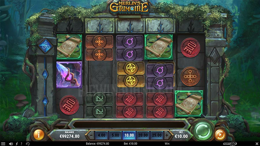 Merlin's Grimoire'ning Pokerdomdagi asosiy o'yin ekrani — 5 baraban va kengayuvchi belgilar tizimi